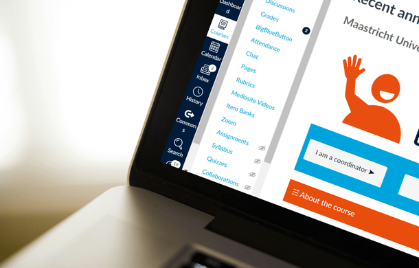 Je ziet een laptop scherm waarop je een deel van de Maastricht University Canvas Training ziet weergegeven in de huisstijl van de universiteit