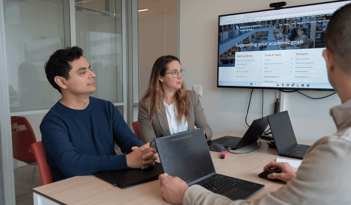 Group of students collaborating in Maastricht University Library meeting room.