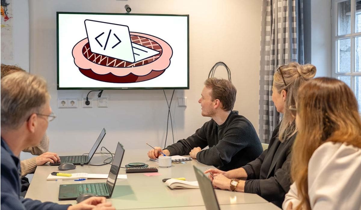 A group of professionals attending a Programming on the Vlaai session organised by Maastricht University Library.