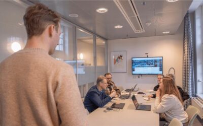 Students collaborating in Maastricht University Library meeting room.