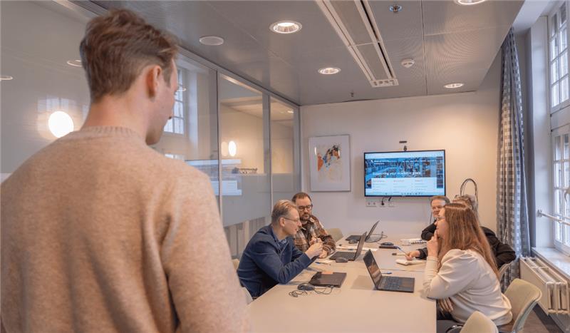 Students collaborating in Maastricht University Library meeting room.