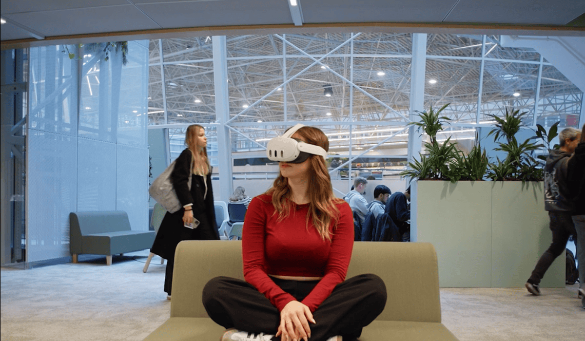 Student using VR headset in Maastricht University Library.