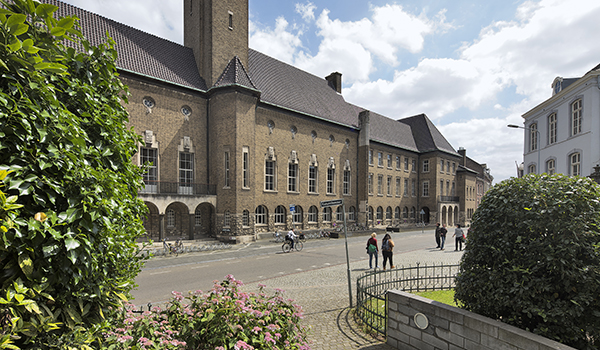 gebouwen Universiteit 2014 facade of the law faculty building on
